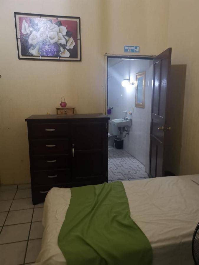 Hostal Γκουανταλαχάρα Εξωτερικό φωτογραφία