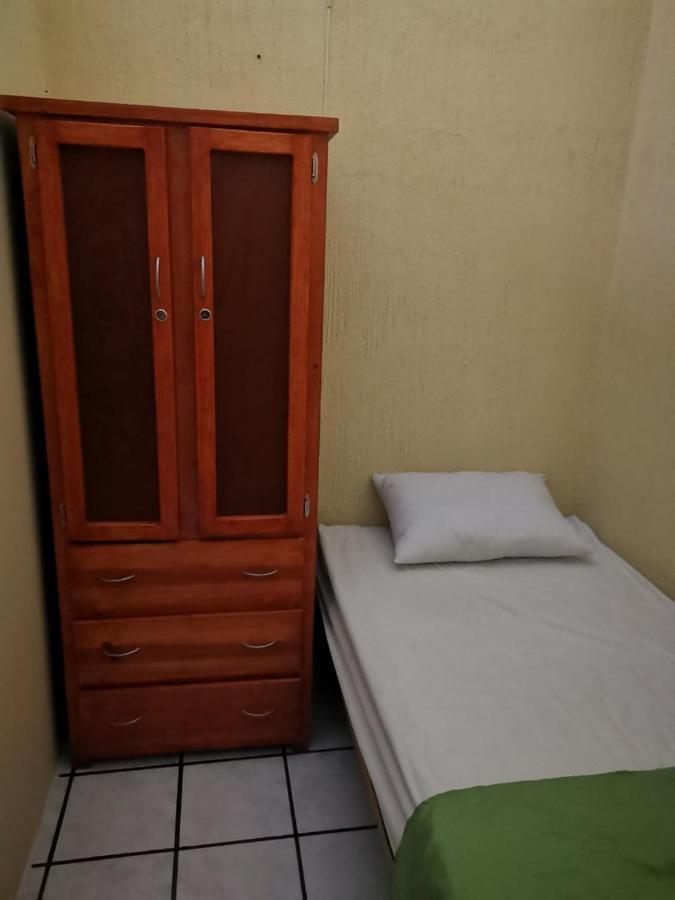Hostal Γκουανταλαχάρα Εξωτερικό φωτογραφία