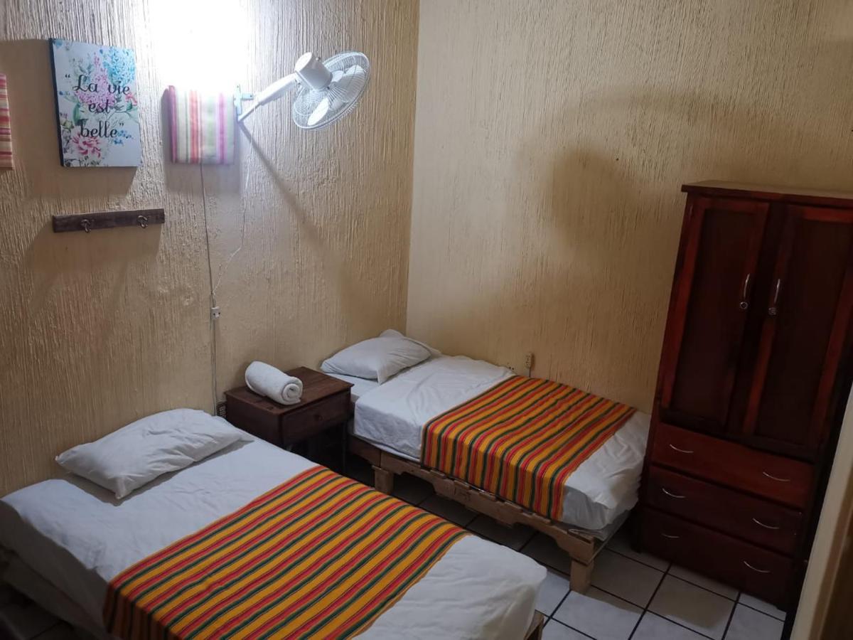 Hostal Γκουανταλαχάρα Εξωτερικό φωτογραφία
