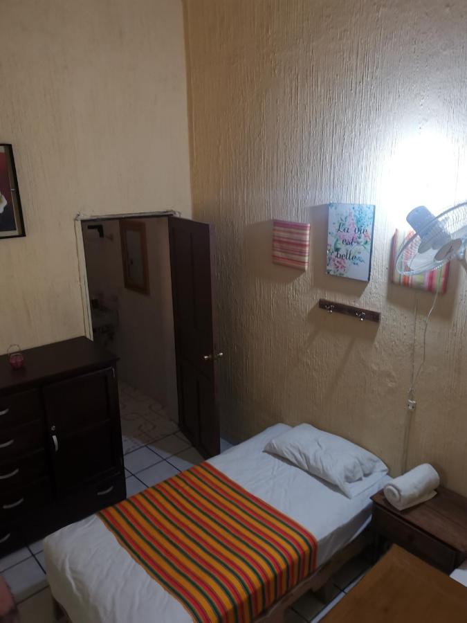Hostal Γκουανταλαχάρα Εξωτερικό φωτογραφία